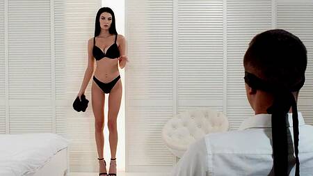 Красавица развязывает парню глаза и ласкает себя