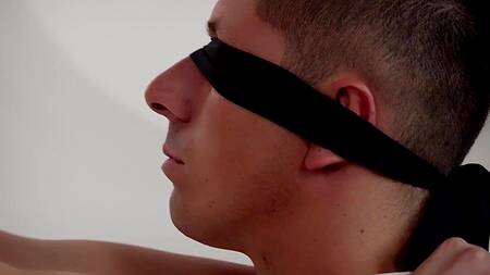 Красавица развязывает парню глаза и ласкает себя