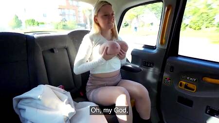 Блондинка с большими натуральными сиськами отдается таксисту