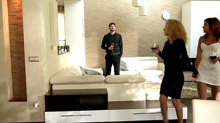 Любимой девушке захотелось ЖМЖ с подругой