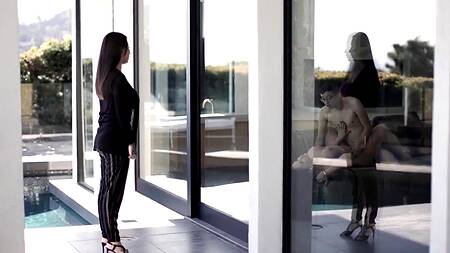 Жаркая ебля шикарной милфы с сыном подруги