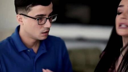 Жаркая ебля шикарной милфы с сыном подруги