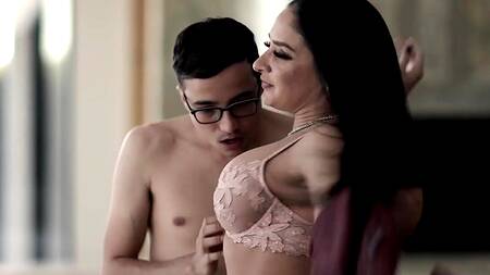 Жаркая ебля шикарной милфы с сыном подруги