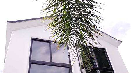 Развратная Cory Chase трахается в жопу, чтобы получить скидку на дом