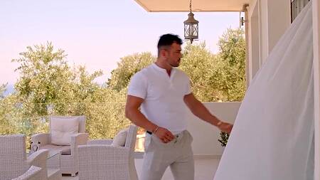 Работник отеля трахает в попку наглую гостью