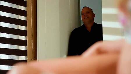 Муж возвращается с работы и сразу же берется лизать киску