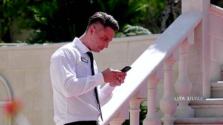 Чернокожий работник отеля удовлетворяет двух красавиц