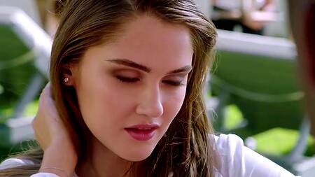 Чернокожий работник отеля удовлетворяет двух красавиц