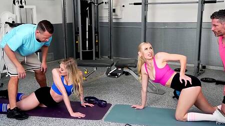Лучшие подруги в зале соблазняют тренеров на еблю