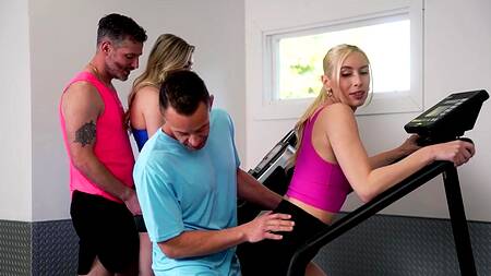 Лучшие подруги в зале соблазняют тренеров на еблю