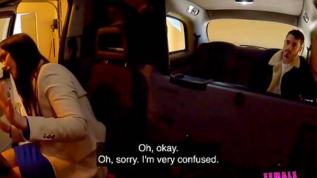 Пассажир сумел развести на секс очень горячую таксистку