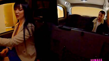 Пассажир сумел развести на секс очень горячую таксистку