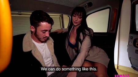 Пассажир сумел развести на секс очень горячую таксистку