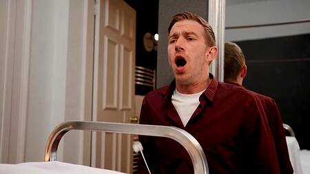 Парень большим членом трахает негритянку и горничную