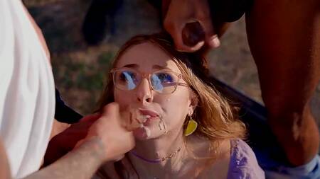 Рыжая телка в очках отсосала члены соседей на улице