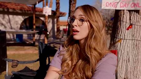 Рыжая телка в очках отсосала члены соседей на улице