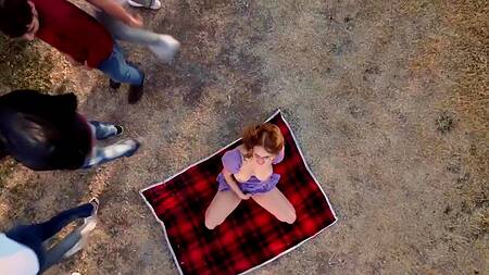 Рыжая телка в очках отсосала члены соседей на улице