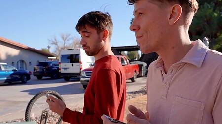 Рыжая телка в очках отсосала члены соседей на улице