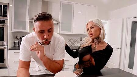 Татуированная жена ротиком отвлекает мужа от телефона