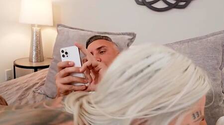 Татуированная жена ротиком отвлекает мужа от телефона