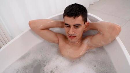 Мачеха с огромной жопой присоединяется к пасынку в ванной