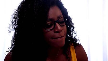 Чернокожая подруга сестры страстно трахается и сосет