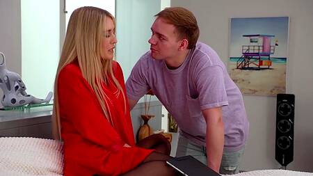 Вместо настройки ноутбука пацан трахает маму друга