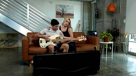 Играть на гитаре маму друга не научил, но зато трахнул её