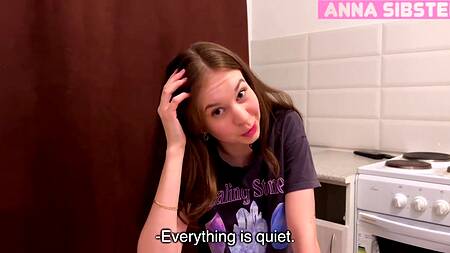 Подруга девушки зашла в гости и соблазнила на секс