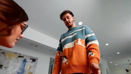 Парень с двумя членами трахает мачеху девушки на кухне