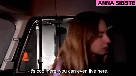 Русская девка напросилась в гости к дальнобойщику и трахнулась