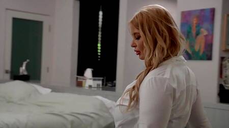 Зрелая London River угощает парня выпивкой и соблазняет его на еблю