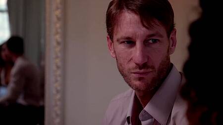 Красивая падчерица мулатка в красном белье соблазняет отчима