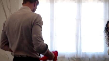 Красивая падчерица мулатка в красном белье соблазняет отчима