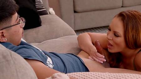 Рыжей мачехе захотелось совратить пысынка