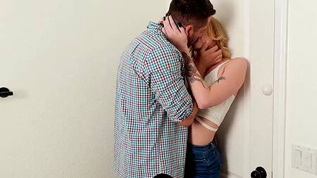 Страстная блондинка в мини-юбке соблазняет на секс