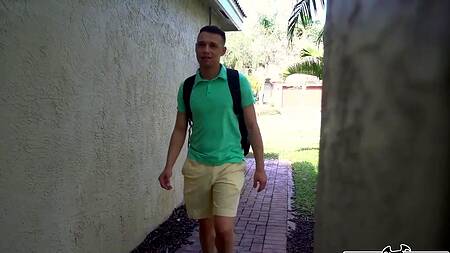 Пацан после универа застает мачеху за анальной дрочкой