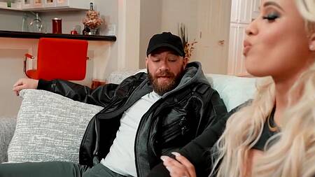 Негр нанимает белого, чтобы тот ебал его жену