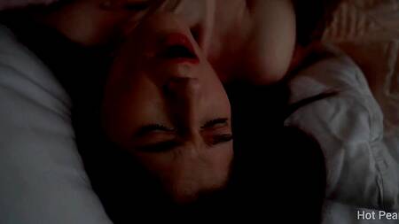 Телка звонит парню пока её трахает другой