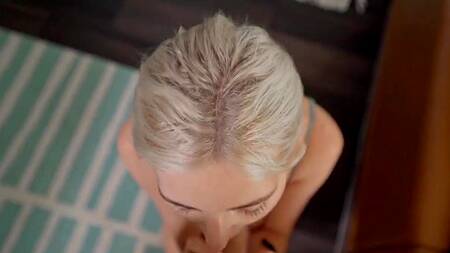 Жаркая блонда хочет секса после пробежки