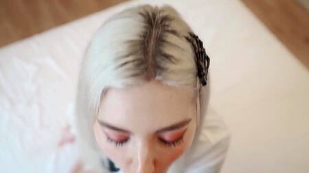 Милая Eva Elfie снимает трусики и дает в киску