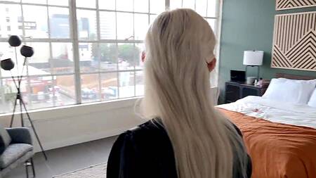 Белокурая Eva Elfie хочет заняться сексом по дружбе