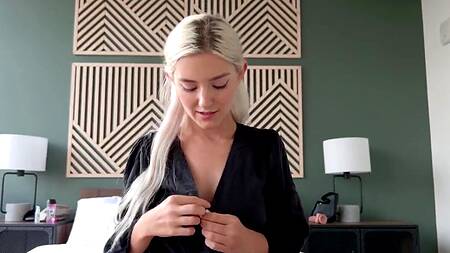 Белокурая Eva Elfie хочет заняться сексом по дружбе