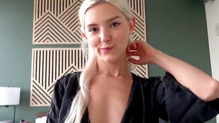 Белокурая Eva Elfie хочет заняться сексом по дружбе