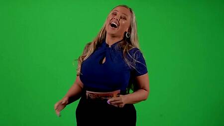 Ведущий шоу страстно ебет в жопу белокурую гостью