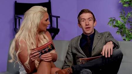 Ведущий шоу страстно ебет в жопу белокурую гостью