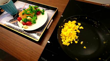 Приготовит завтрак девушке, а ей хочется ебаться