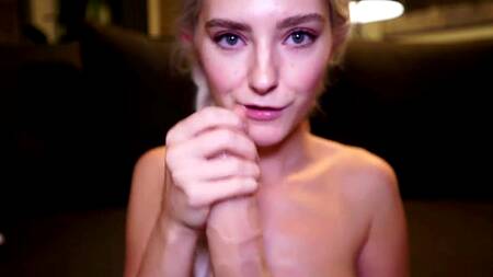 Милашка Eva Elfie в подборке мастурбирует писю игрушками