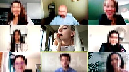 Блондинка Ева Эльфи трахается во время видеоконференции в Zoom