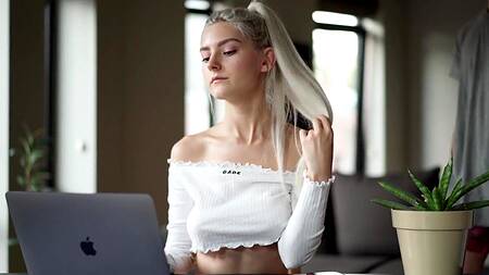 Блондинка Ева Эльфи трахается во время видеоконференции в Zoom